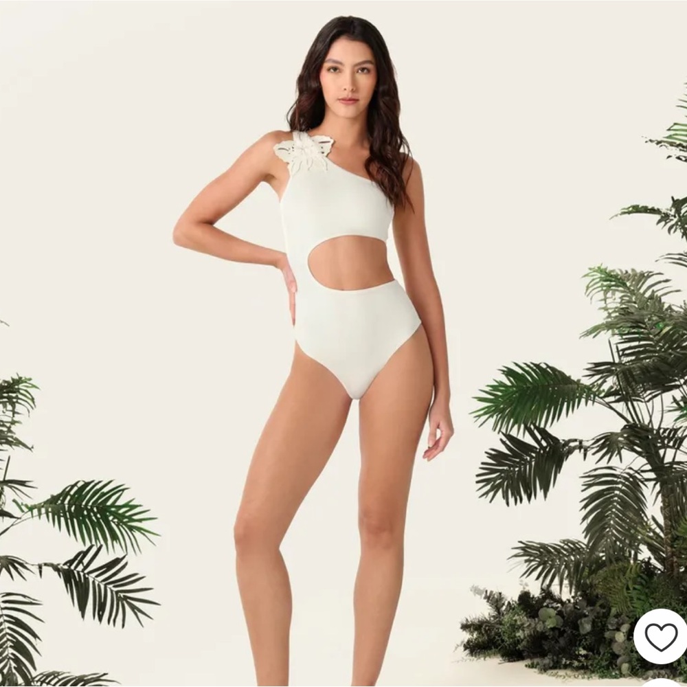 Bahía María Elegant White One-Shoulder Swimsuit